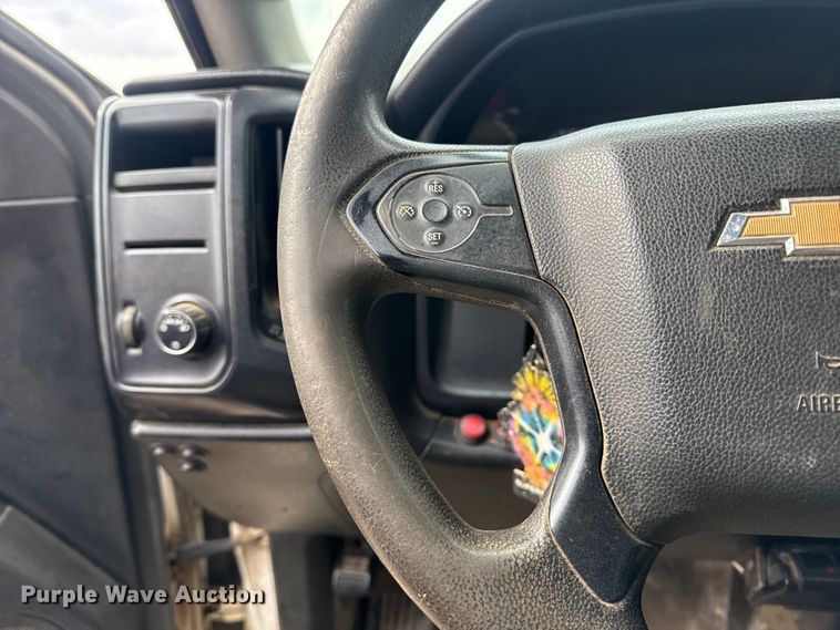 image for item DQ4366 2015 Chevrolet Silverado 3500HD Crew Cab flatbed pickup truck