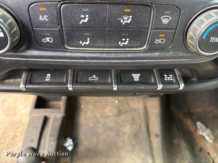 image for item DQ4366 2015 Chevrolet Silverado 3500HD Crew Cab flatbed pickup truck