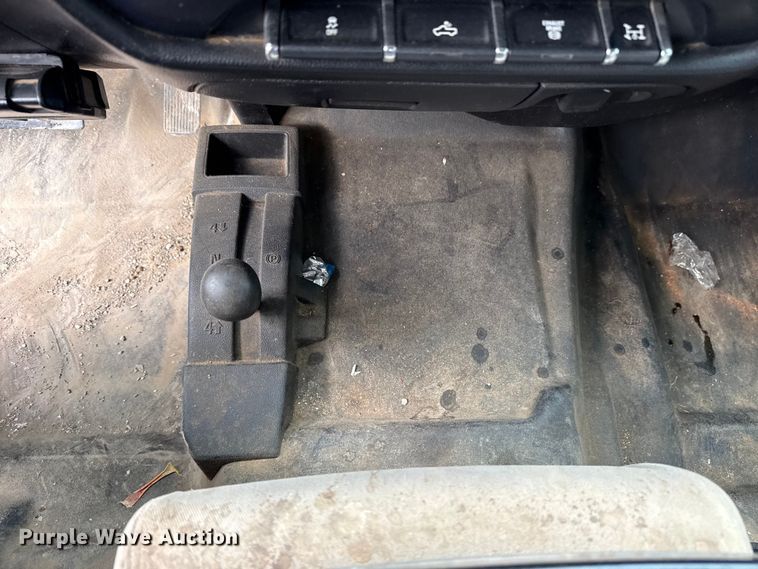 image for item DQ4366 2015 Chevrolet Silverado 3500HD Crew Cab flatbed pickup truck