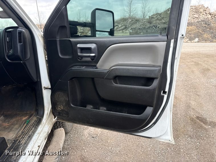 image for item DQ4366 2015 Chevrolet Silverado 3500HD Crew Cab flatbed pickup truck