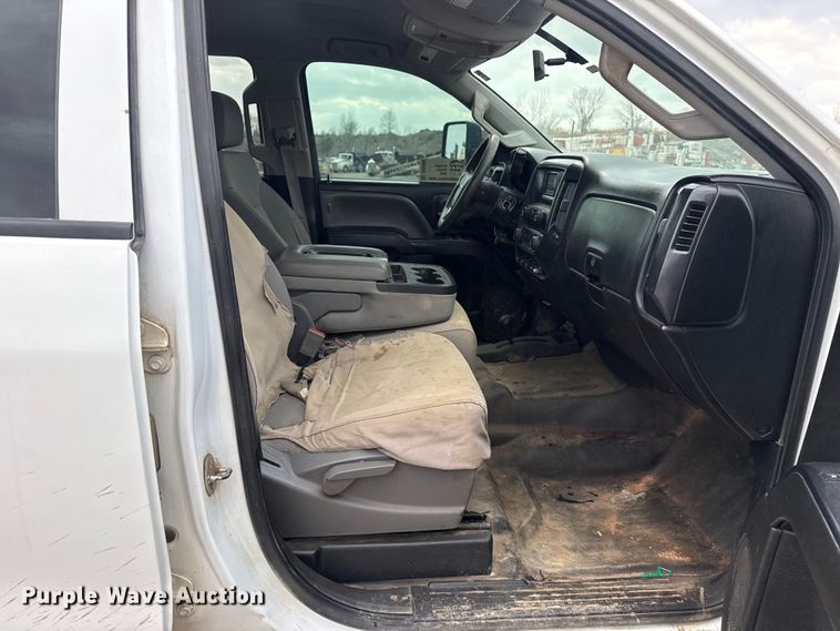 image for item DQ4366 2015 Chevrolet Silverado 3500HD Crew Cab flatbed pickup truck