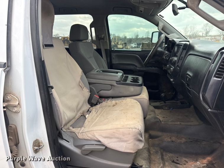 image for item DQ4366 2015 Chevrolet Silverado 3500HD Crew Cab flatbed pickup truck