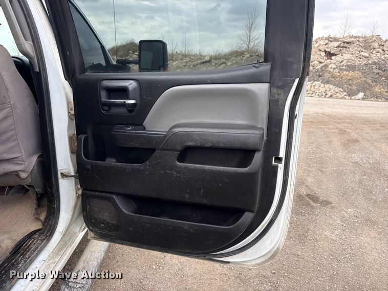 image for item DQ4366 2015 Chevrolet Silverado 3500HD Crew Cab flatbed pickup truck