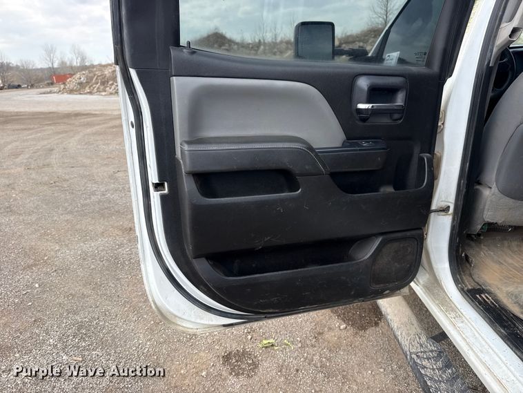 image for item DQ4366 2015 Chevrolet Silverado 3500HD Crew Cab flatbed pickup truck