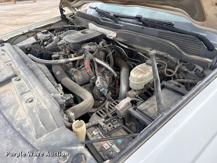 image for item DQ4366 2015 Chevrolet Silverado 3500HD Crew Cab flatbed pickup truck