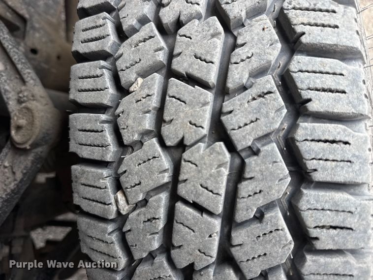 image for item DQ4366 2015 Chevrolet Silverado 3500HD Crew Cab flatbed pickup truck