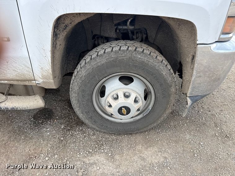 image for item DQ4366 2015 Chevrolet Silverado 3500HD Crew Cab flatbed pickup truck