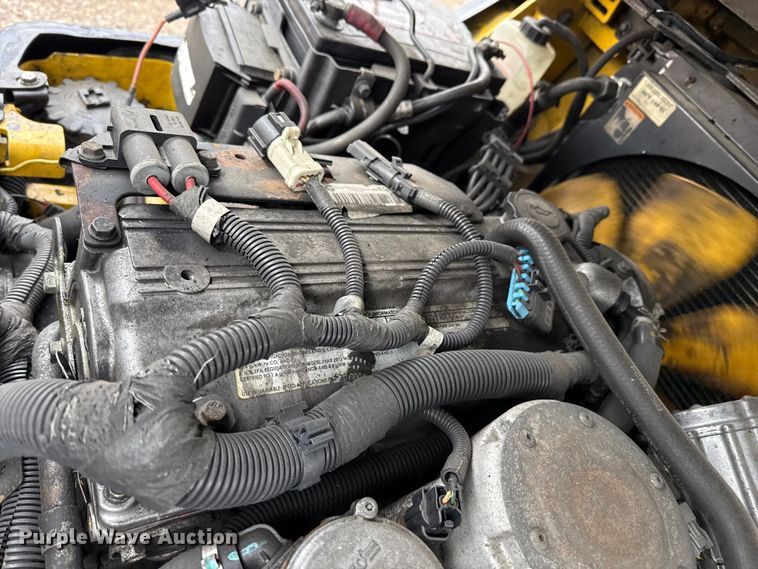 image for item DZ5141 Yale GLP030VXNUSF062 forklift