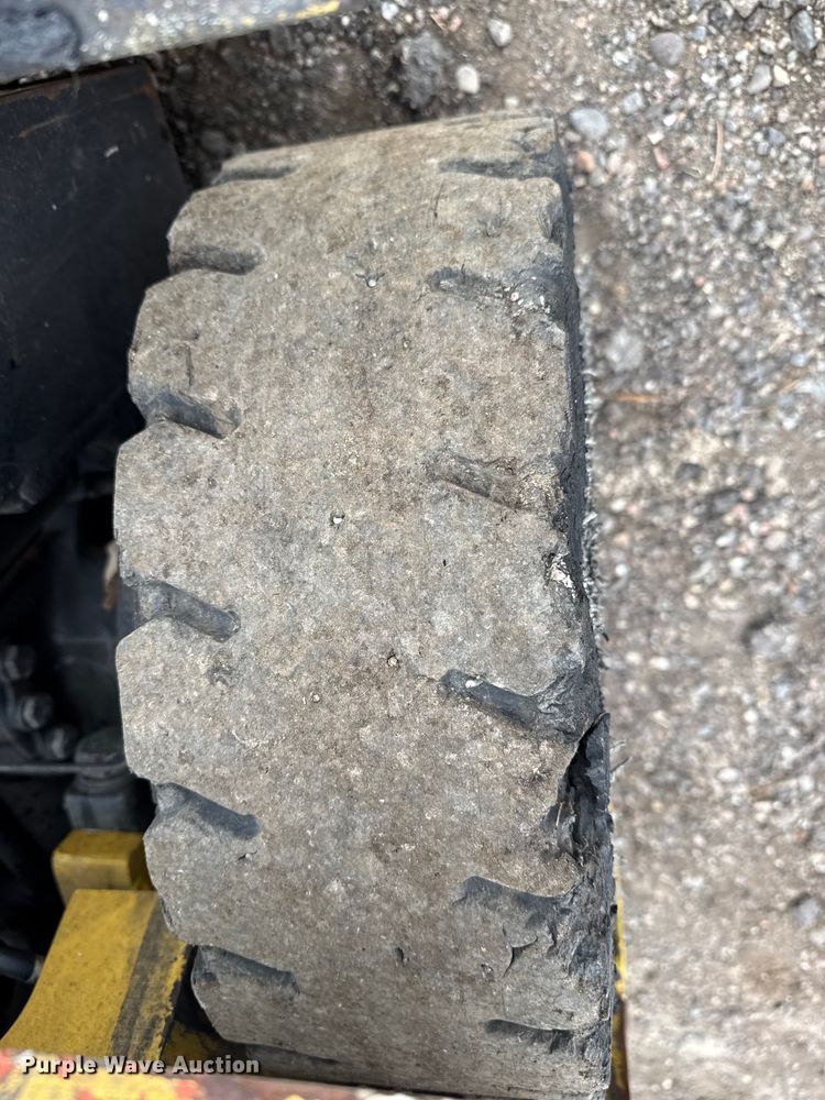 image for item DZ5141 Yale GLP030VXNUSF062 forklift