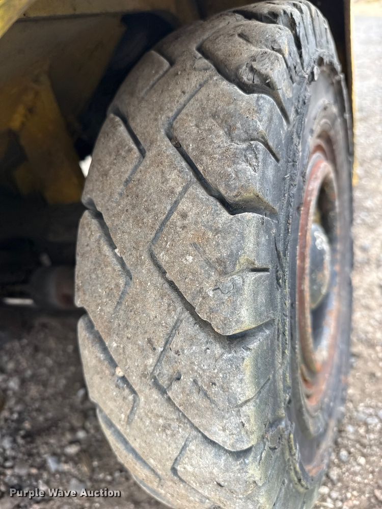 image for item DZ5141 Yale GLP030VXNUSF062 forklift