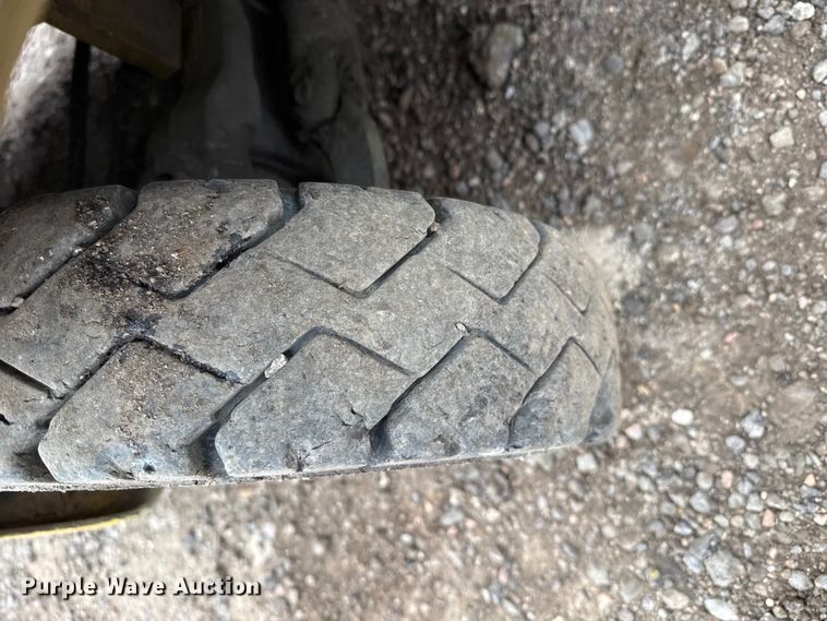 image for item DZ5141 Yale GLP030VXNUSF062 forklift