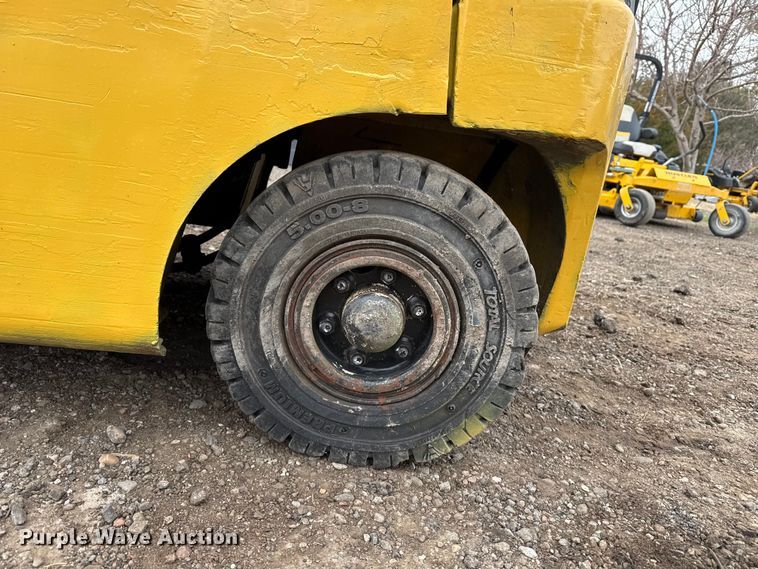 image for item DZ5141 Yale GLP030VXNUSF062 forklift