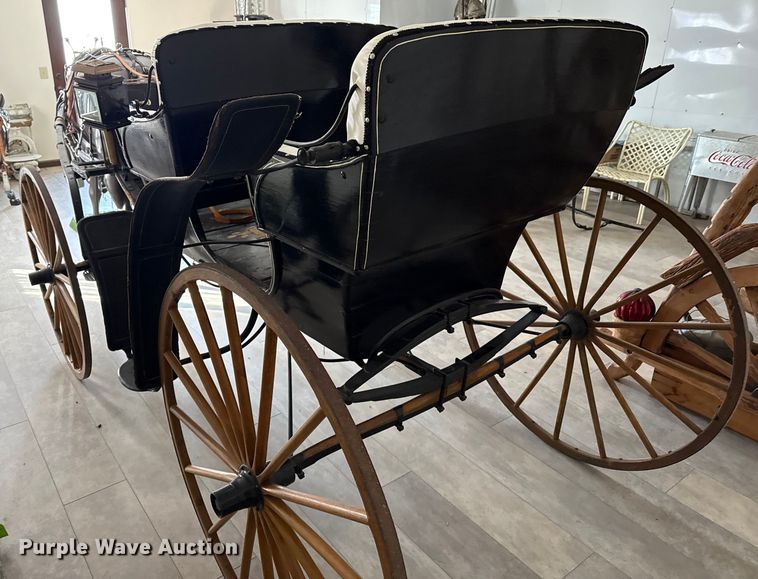 image for item DZ5231 Pontiac Buggy Co. horse drawn buggy