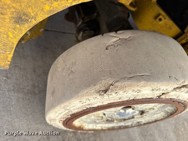 image for item DZ5232 Yale GLC050VXNESE083 forklift