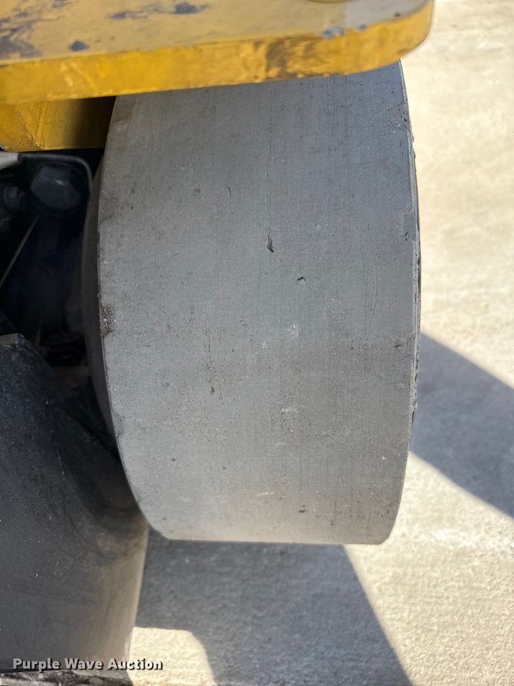 image for item DZ5234 Yale GLC040SVSVXNESE082 forklift