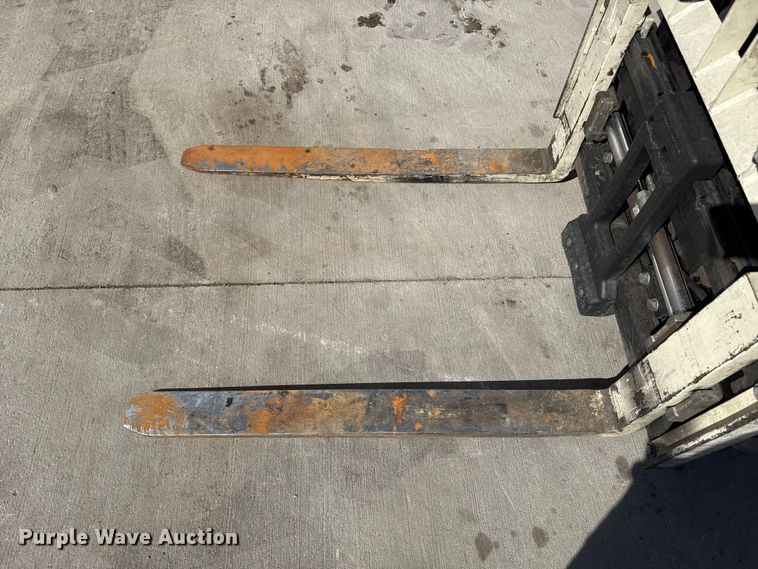 image for item DZ5235 Yale GLC050VXNEAE083 forklift