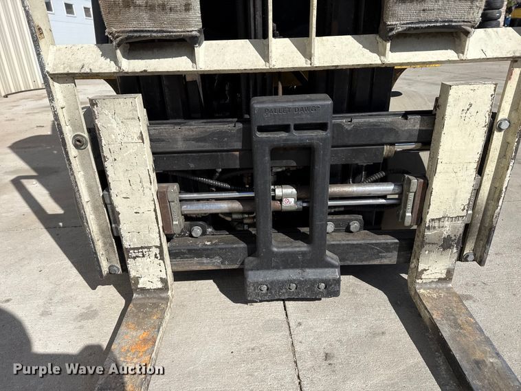 image for item DZ5235 Yale GLC050VXNEAE083 forklift