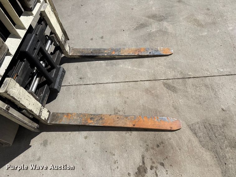 image for item DZ5235 Yale GLC050VXNEAE083 forklift