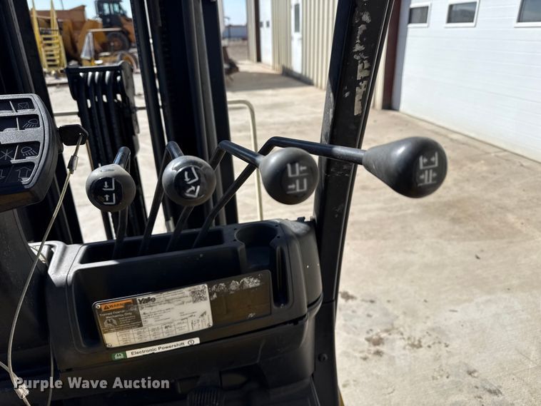 image for item DZ5235 Yale GLC050VXNEAE083 forklift