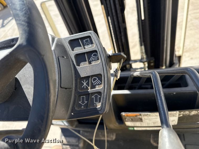 image for item DZ5235 Yale GLC050VXNEAE083 forklift