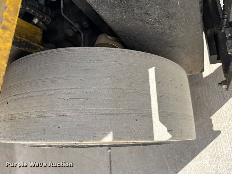 image for item DZ5235 Yale GLC050VXNEAE083 forklift