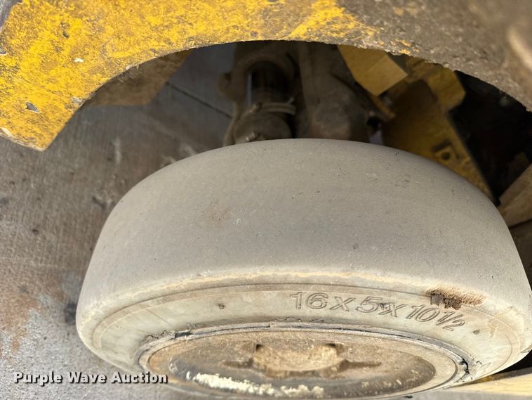 image for item DZ5235 Yale GLC050VXNEAE083 forklift