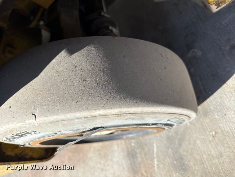 image for item DZ5235 Yale GLC050VXNEAE083 forklift