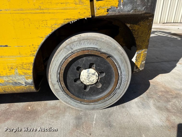 image for item DZ5235 Yale GLC050VXNEAE083 forklift