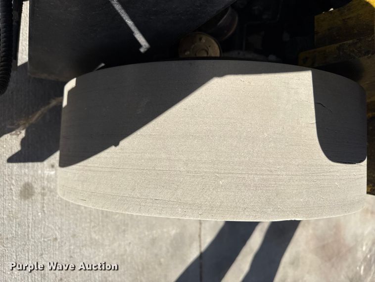 image for item DZ5235 Yale GLC050VXNEAE083 forklift