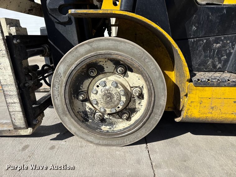 image for item DZ5235 Yale GLC050VXNEAE083 forklift