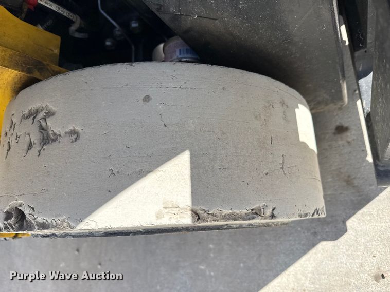 image for item DZ5236 Yale GLC050VXNEAE085 forklift