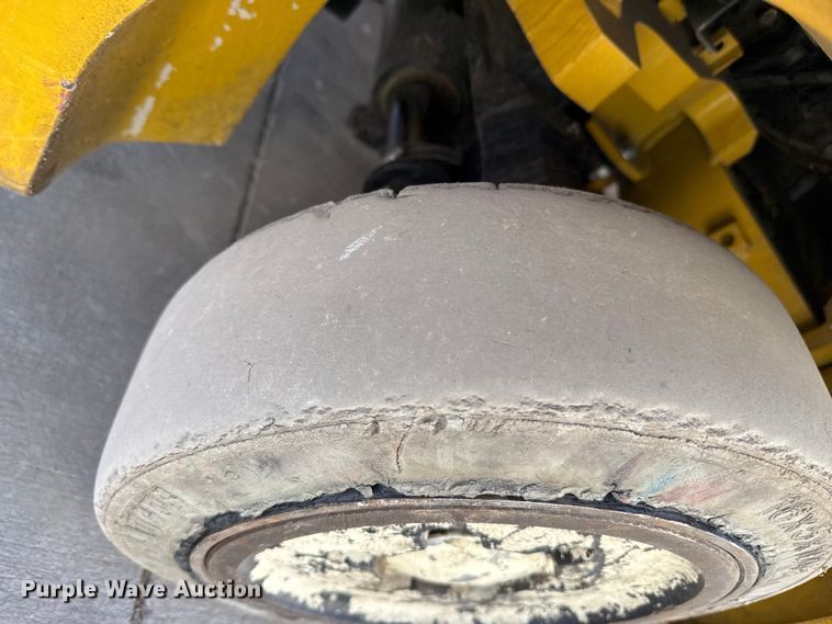 image for item DZ5236 Yale GLC050VXNEAE085 forklift