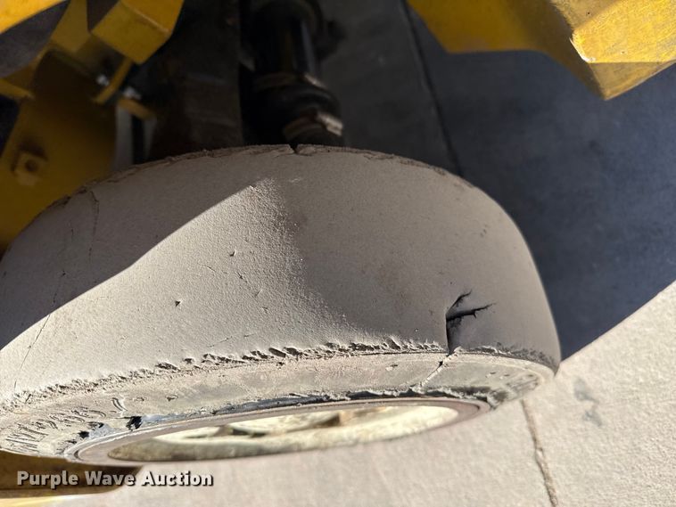 image for item DZ5236 Yale GLC050VXNEAE085 forklift