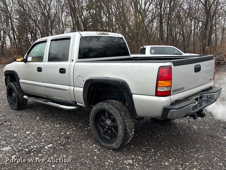 image for item EA4475 2005 GMC Sierra 1500 Crew Cab pickup truck