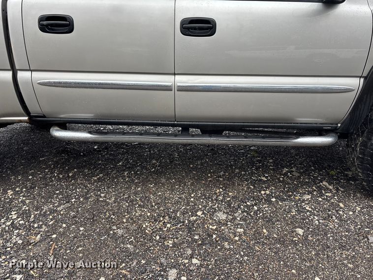 image for item EA4475 2005 GMC Sierra 1500 Crew Cab pickup truck