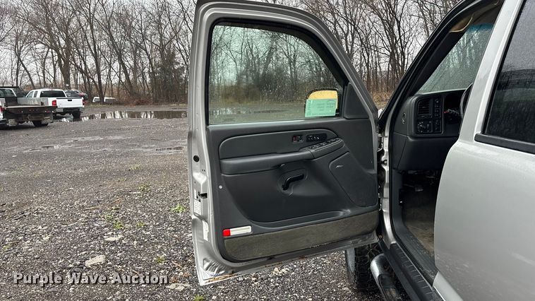 image for item EA4475 2005 GMC Sierra 1500 Crew Cab pickup truck