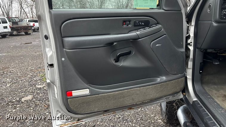 image for item EA4475 2005 GMC Sierra 1500 Crew Cab pickup truck