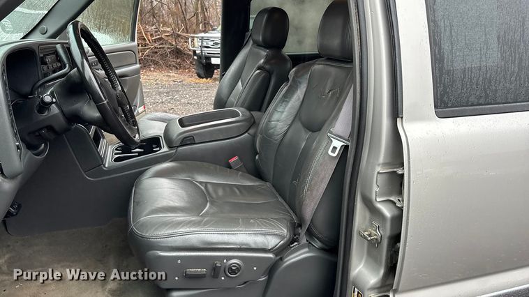 image for item EA4475 2005 GMC Sierra 1500 Crew Cab pickup truck