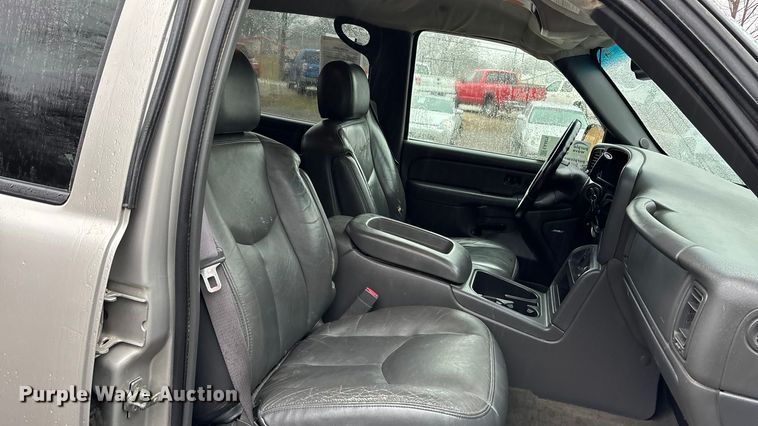 image for item EA4475 2005 GMC Sierra 1500 Crew Cab pickup truck