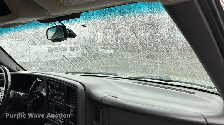 image for item EA4475 2005 GMC Sierra 1500 Crew Cab pickup truck