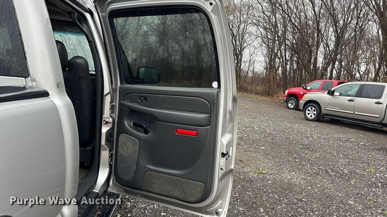 image for item EA4475 2005 GMC Sierra 1500 Crew Cab pickup truck