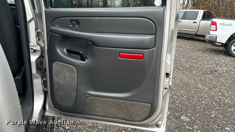 image for item EA4475 2005 GMC Sierra 1500 Crew Cab pickup truck