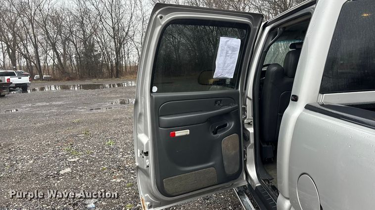 image for item EA4475 2005 GMC Sierra 1500 Crew Cab pickup truck