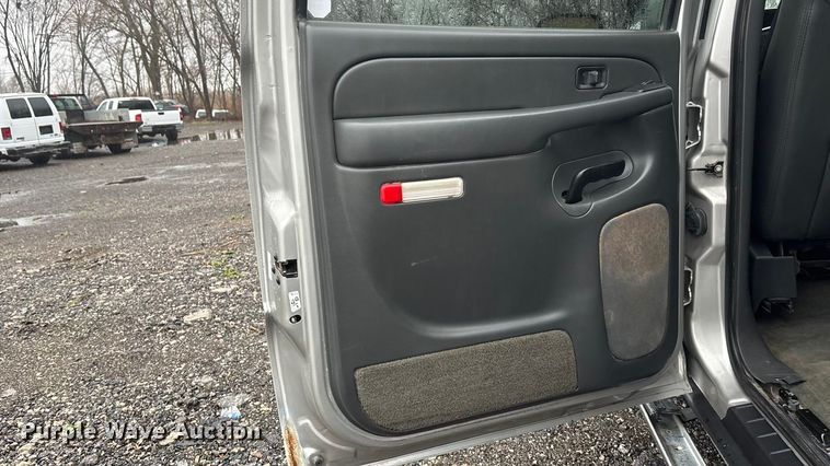 image for item EA4475 2005 GMC Sierra 1500 Crew Cab pickup truck