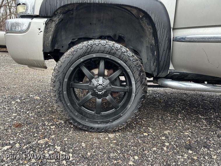 image for item EA4475 2005 GMC Sierra 1500 Crew Cab pickup truck