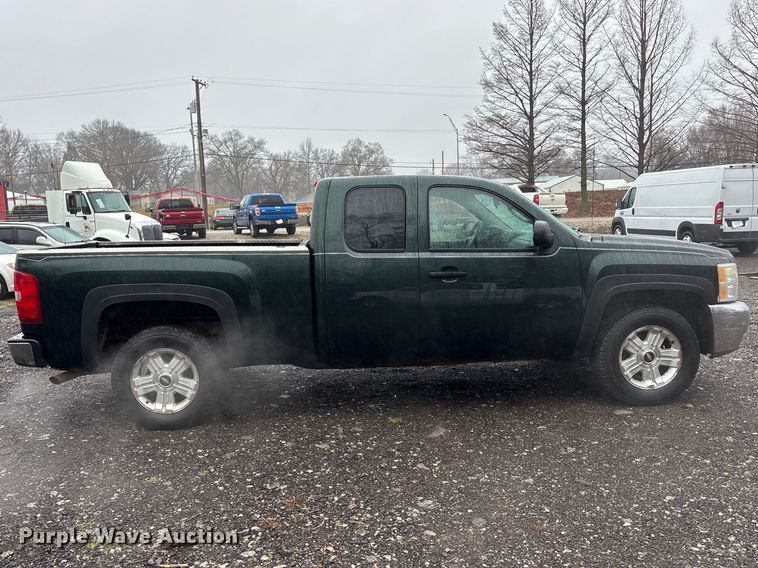 image for item EA4476 2013 Chevrolet Silverado 1500 Ext. Cab pickup truck