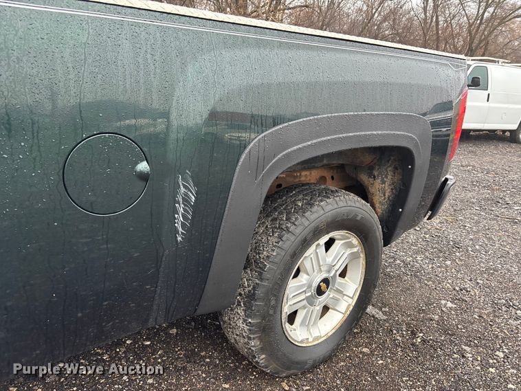 image for item EA4476 2013 Chevrolet Silverado 1500 Ext. Cab pickup truck