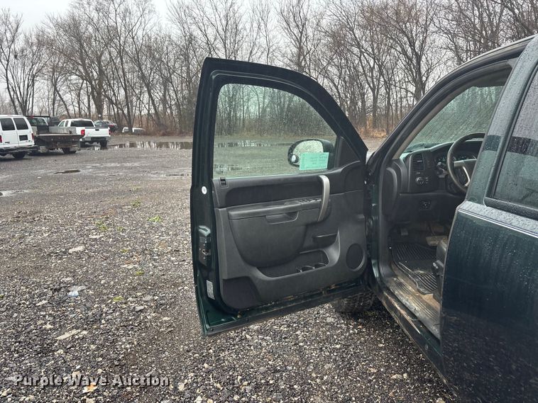 image for item EA4476 2013 Chevrolet Silverado 1500 Ext. Cab pickup truck