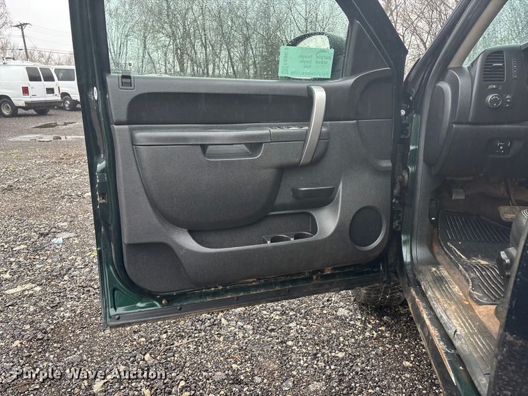 image for item EA4476 2013 Chevrolet Silverado 1500 Ext. Cab pickup truck