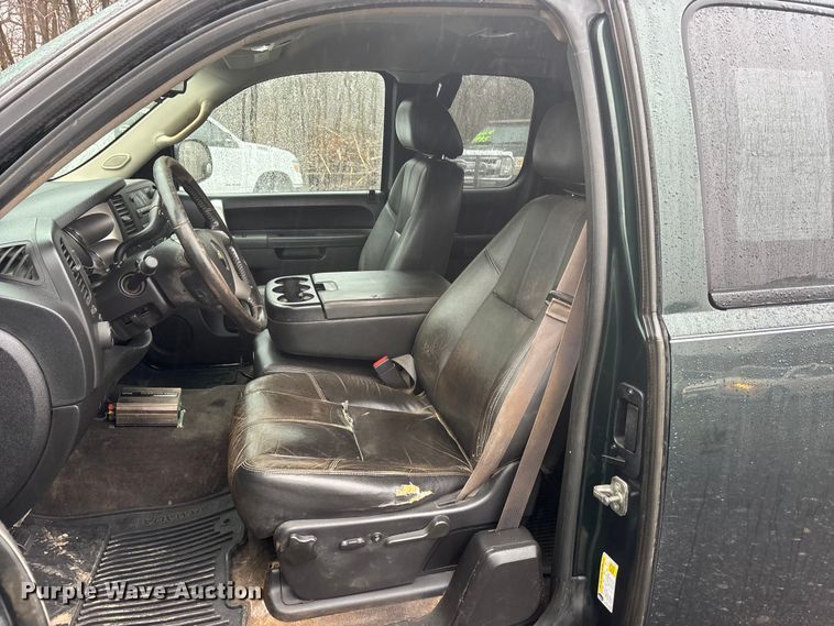 image for item EA4476 2013 Chevrolet Silverado 1500 Ext. Cab pickup truck